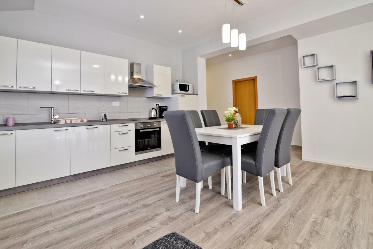 Apartments Mica Vrsi Eksteriør bilde