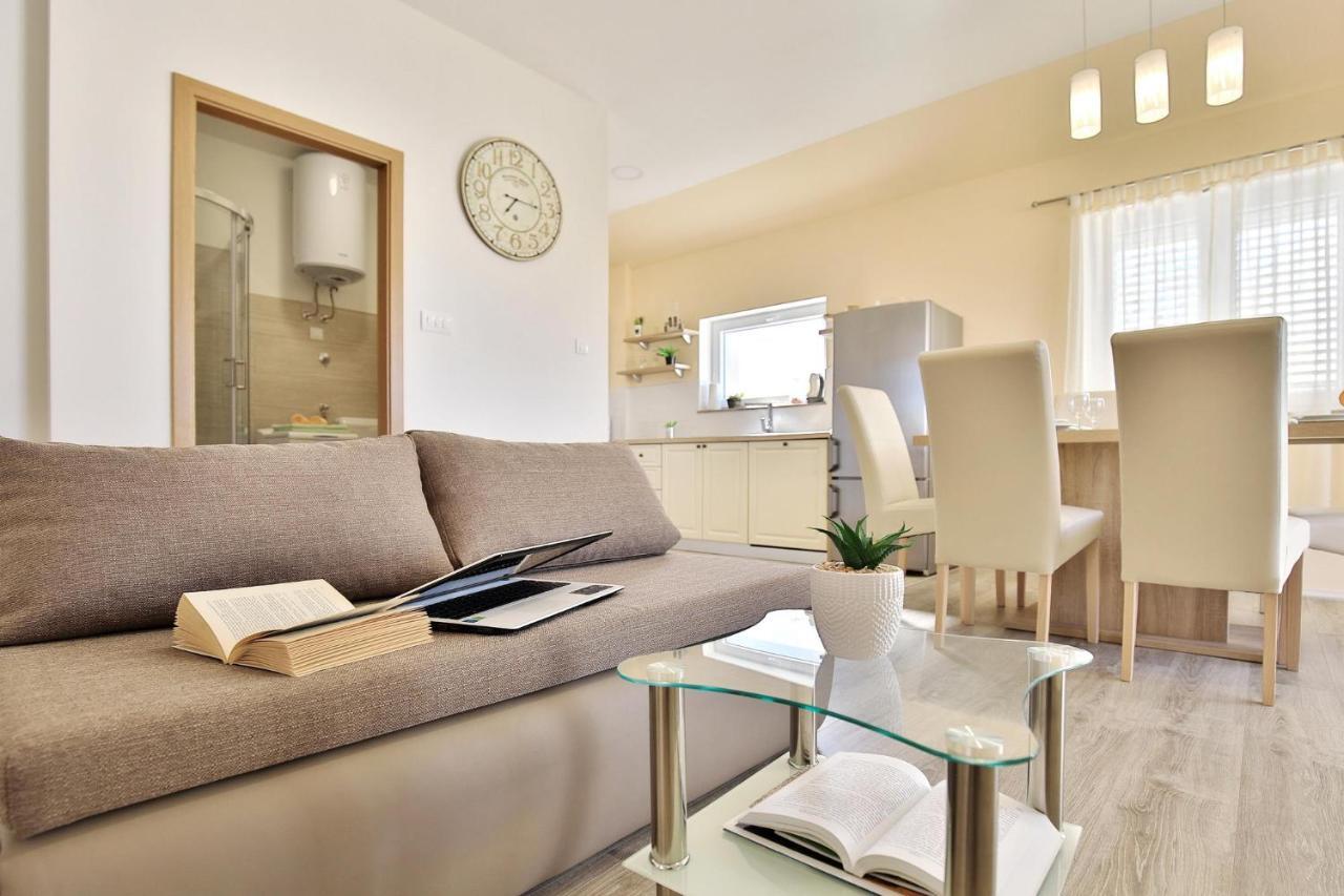 Apartments Mica Vrsi Eksteriør bilde